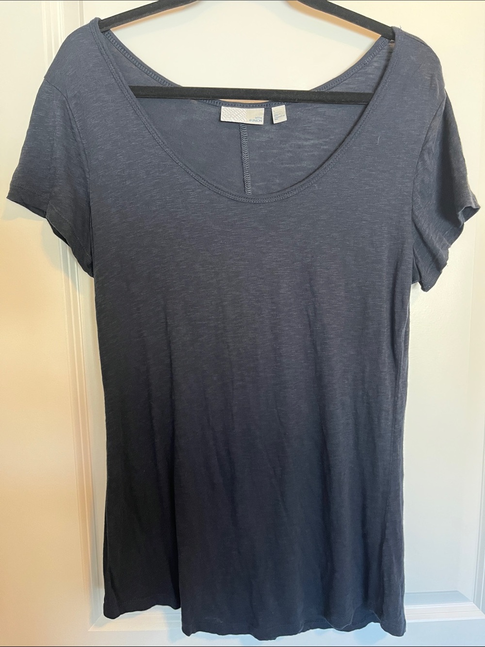 14th & Union Scoop Neck Short Sleeve Tee in Black